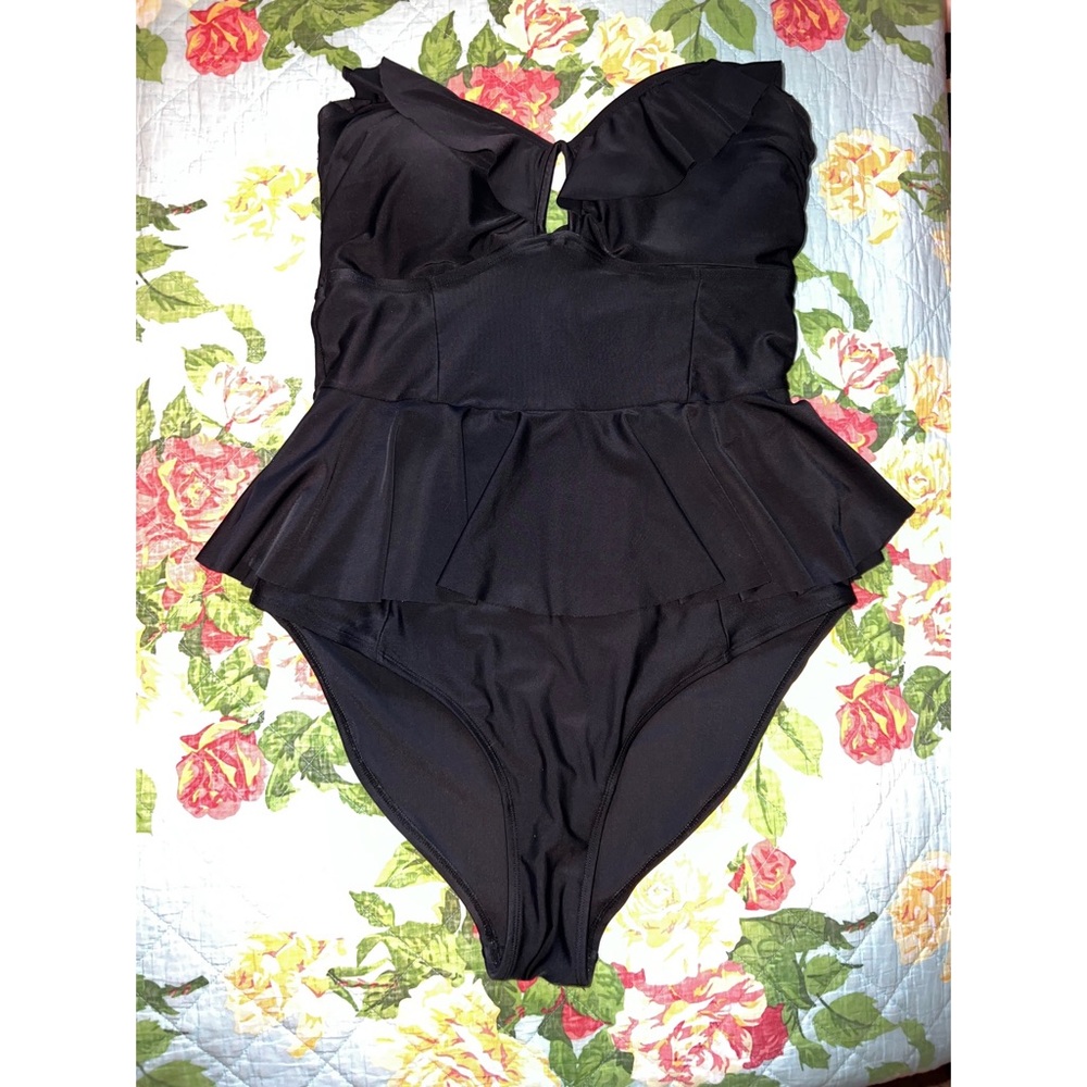 Size 1x forever 21 strapless swimsuit. Gently loved
